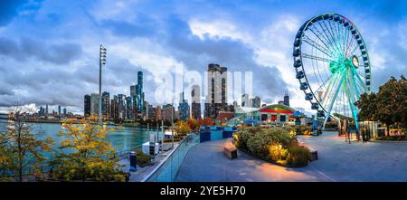 Panoramablick auf Chicago am Abend vom Navy Pier, Riesenrad, Bundesstaat Illinois, USA Stockfoto