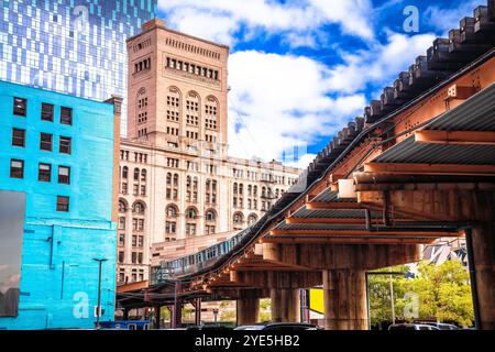 Chicago City Scene und L Elevated Rapid Transit System Zugblick, Illinois, USA Stockfoto