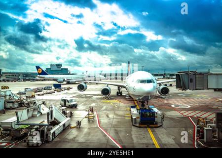 Flughafen Frankfurt, Deutschland, 24. September 2024 - Blick auf den Frankfurter Flughafen auf den Asphalt und große Flugzeuge. Lufthansa Hub und größter Flughafen Europas Traffi Stockfoto