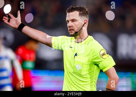 Nijmegen, Niederlande. Oktober 2024. NIJMEGEN, NIEDERLANDE - 29. OKTOBER: Schiedsrichter Robin Hensgens Gesten während des niederländischen TOTO KNVB Beker First Round Matches zwischen NEC und PEC Zwolle im Goffertstadion am 29. Oktober 2024 in Nijmegen, Niederlande. (Foto: Broer van den Boom/Orange Pictures) Credit: Orange Pics BV/Alamy Live News Stockfoto