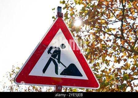 Augsburg, Bayern, Deutschland - 29. Oktober 2024: Baustellenschild warnt Fahrer in der Stadt vor Bauarbeiten auf der Straße *** Baustellenschild warnt Autofahrer in der Stadt vor Bauarbeiten auf der Straße Stockfoto