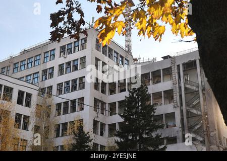 CHARKIW, UKRAINE - 28. OKTOBER 2024 - das Derschprom-Gebäude in den 1930er Jahren wurde durch eine russische Lenkrakete beschädigt, Charkiw, Nordostukraine Stockfoto
