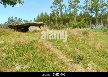 Dolmen Pedra da Arca, prähistorisches Grab in Galicien Stockfoto