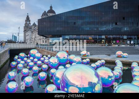 Bubblesque Lichtinstallation an der Liverpool Waterfront, die als Teil des River of Light Festivals in Liverpool am 29. Oktober 2024 mit Riesen gezeigt wurde Stockfoto