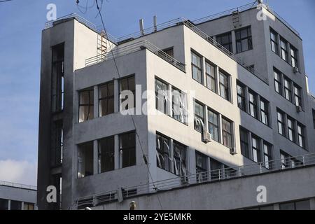 Nicht exklusiv: CHARKIW, UKRAINE - 28. OKTOBER 2024 - das Derschprom-Gebäude in den 1930er Jahren wurde durch eine russische Lenkrakete beschädigt, Charkiw, Nordostukraine Stockfoto
