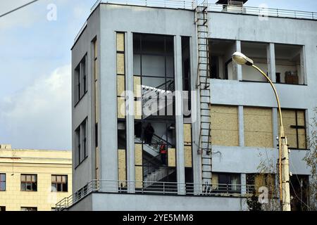 Nicht exklusiv: CHARKIW, UKRAINE - 28. OKTOBER 2024 - das Derschprom-Gebäude in den 1930er Jahren wurde durch eine russische Lenkrakete beschädigt, Charkiw, Nordostukraine Stockfoto