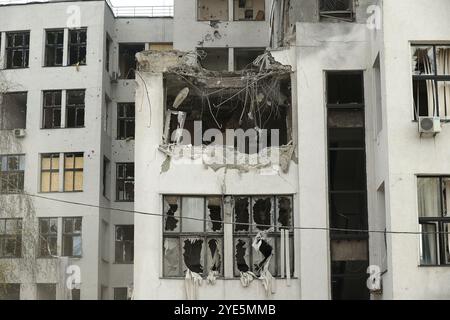 Nicht exklusiv: CHARKIW, UKRAINE - 28. OKTOBER 2024 - das Derschprom-Gebäude in den 1930er Jahren wurde durch eine russische Lenkrakete beschädigt, Charkiw, Nordostukraine Stockfoto
