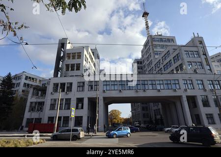 Nicht exklusiv: CHARKIW, UKRAINE - 28. OKTOBER 2024 - Autos fahren am durch russische Bombardierung beschädigten Derschprom-Gebäude vorbei, Charkiw, Nordostukraine Stockfoto