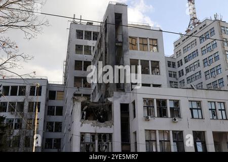 Nicht exklusiv: CHARKIW, UKRAINE - 28. OKTOBER 2024 - nach dem russischen Beschuss des Derschprom-Gebäudes, Charkiw, Nordostukraine Stockfoto