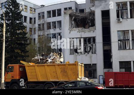 Nicht exklusiv: CHARKIW, UKRAINE - 28. OKTOBER 2024 - kommunale Ausrüstung ist außerhalb des Derschprom-Gebäudes zu sehen, das durch russischen Beschuss beschädigt wurde, Charkiw, Stockfoto