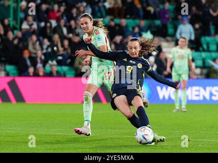 Die schottische Caroline Weir erzielt im zweiten Spiel des Qualifikationsspiels zur UEFA Women's Euro 2025 im Easter Road Stadium das dritte Tor des Spiels. Bilddatum: Dienstag, 29. Oktober 2024. Stockfoto