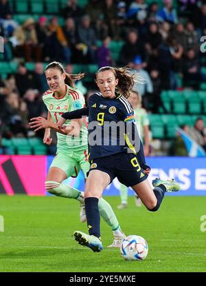 Die schottische Caroline Weir erzielt im zweiten Spiel des Qualifikationsspiels zur UEFA Women's Euro 2025 im Easter Road Stadium das dritte Tor des Spiels. Bilddatum: Dienstag, 29. Oktober 2024. Stockfoto