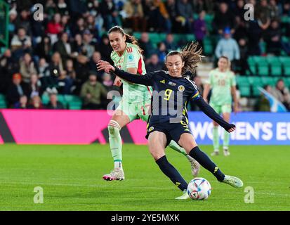 Die schottische Caroline Weir erzielt im zweiten Spiel des Qualifikationsspiels zur UEFA Women's Euro 2025 im Easter Road Stadium das dritte Tor des Spiels. Bilddatum: Dienstag, 29. Oktober 2024. Stockfoto