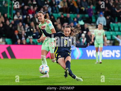 Die schottische Caroline Weir erzielt im zweiten Spiel des Qualifikationsspiels zur UEFA Women's Euro 2025 im Easter Road Stadium das dritte Tor des Spiels. Bilddatum: Dienstag, 29. Oktober 2024. Stockfoto