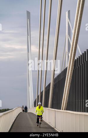 Rad- und Gehweg der Autobahnbrücke Neuenkamp, Autobahn A40, neue Brücke über den Rhein, bei Duisburg, , NRW, Deutschland Rheinbrücke Neuenkamp *** Fahrrad- und Fußweg der Autobahnbrücke Neuenkamp, Autobahn A40, neue Rheinbrücke, bei Duisburg, NRW, Deutschland Rheinbrücke Neuenkamp Stockfoto