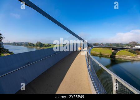 Neue Brücke über den Rhein-Herne-Kanal und die Emscher, springen Sie über die Emscher, Fahrrad- und Fußgängerbrücke, 412 Meter lang, am sogenannten Emscher Stockfoto