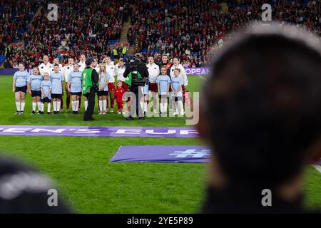 CARDIFF, GROSSBRITANNIEN. Oktober 2024. Hymnen während des Play Off Halbfinales der UEFA Women's Euro 2025 im zweiten Leg Spiel zwischen Wales Frauen und Slowakei Frauen im Cardiff City Stadium am 29. Juli 2024. (Bild von John Smith/FAW) Credit: Football Association of Wales/Alamy Live News Stockfoto