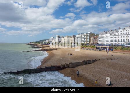 Blick vom Pier auf den Strand und die Promenade in Eastbourne, East Sussex, England, Großbritannien Stockfoto