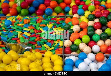 Eine farbenfrohe Darstellung verschiedener Kaugummis in verschiedenen Farben Stockfoto