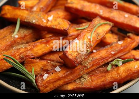 Köstliche Süßkartoffelfritten mit Gewürzen in Schüssel, Großaufnahme Stockfoto