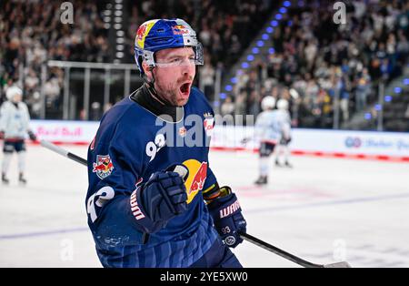 Maximilian Kastner (EHC Red Bull Muenchen, #93) bei der Rueckkehr zur Bank nach seinem Tor zum 3:2. GER, EHC Red Bull München vs. Adler Mannheim, Eishockey, DEL, 3. Spieltag, Saison 2024/2025, 29.10.2024. Foto: Eibner-Pressefoto/Heike Feiner Stockfoto