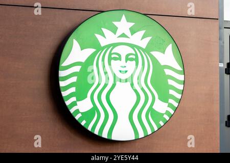 Ein Starbucks Logo am Fenster in Warschau. Stockfoto
