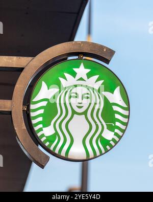 Ein Starbucks Logo am Fenster in Warschau. Stockfoto