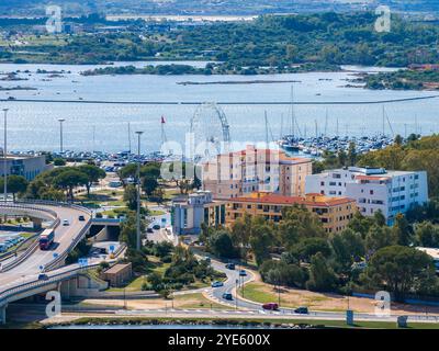 Blick aus der Vogelperspektive auf Olbias Uferpromenade mit Riesenrad und Marina Stockfoto