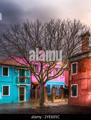 Burano, Italien - 9. Februar 2024: Die berühmten bunten Häuser der Insel Burano, Italien Stockfoto