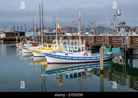 Farbenfrohe Fischerboote legten an der Fisherman's Wharf in San Francisco an Stockfoto