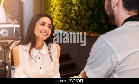 Barista Flirtet Mit Dem Mädchen, Das Im Coffee Shop Steht Stockfoto