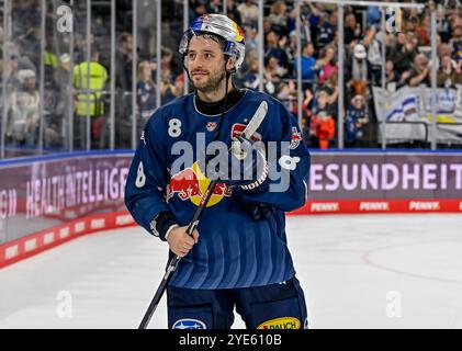 Tobias Rieder (EHC Red Bull Muenchen, #8) freut sich ueber den Sieg. GER, EHC Red Bull München vs. Adler Mannheim, Eishockey, DEL, 3. Spieltag, Saison 2024/2025, 29.10.2024. Foto: Eibner-Pressefoto/Heike Feiner Stockfoto