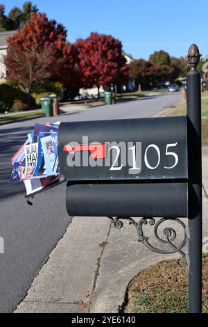 Postfachüberlauf mit gedruckten Anzeigen für die US-Wahl 2024 Stockfoto