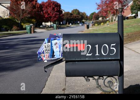 Postfachüberlauf mit gedruckten Anzeigen für die US-Wahl 2024 Stockfoto