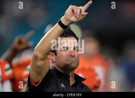 Miami Gardens, Usa. 30. September 2021. Manny Diaz, Coach aus Miami, begrüßt die Band nach der Niederlage gegen Virginia am Donnerstag, 30. September 2021. (Foto: Michael Laughlin/South Florida Sun Sentinel/TNS/SIPA USA) Credit: SIPA USA/Alamy Live News Stockfoto