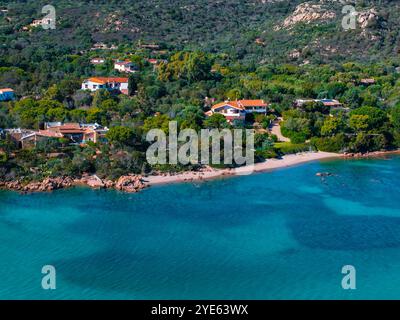 Blick aus der Vogelperspektive auf Sardiniens Küste mit türkisfarbenem Wasser und Häusern Stockfoto