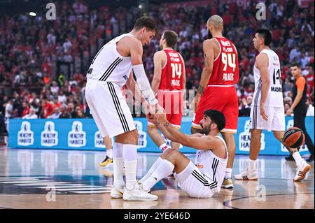 7 Facundo Campazzo mit 11 Mario Hezonja von Real Madrid spielen während der Euroleague, Runde 6 Spiel zwischen Olympiacos Piräus und Real Madrid am 29. Oktober 2024 im Peace and Friendship Stadium in Piräus, Griechenland. Stockfoto