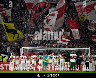 Nach Spielende: Stuttgarter Spieler lassen sich in der Fanblock, Fans, Fankurve, Flaggen, Fahnen, Stimmung, stimmungsvoll Cannstatter Kurve feiert Schlussjubel, Freude, Glueck, Jubel VfB Stuttgart vs. 1. FC Kaiserslautern, Fussball, DFB-Pokal, Runde 2, Saison 2024/25, 29.10.2024 Foto: Eibner-Pressefoto/Michael Weber Stockfoto