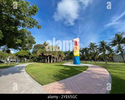 Miami Mountain des Künstlers Ugo Rondinone steht vor dem Bass Contemporary Art Museum im Collins Park Stockfoto