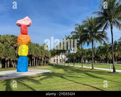 Miami Mountain des Künstlers Ugo Rondinone steht vor dem Bass Contemporary Art Museum im Collins Park Stockfoto