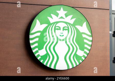 Warschau, Polen. Oktober 2024. Ein Starbucks Logo am Fenster in Warschau. (Credit Image: © Marek Antoni Iwanczuk/SOPA Images via ZUMA Press Wire) NUR REDAKTIONELLE VERWENDUNG! Nicht für kommerzielle ZWECKE! Stockfoto