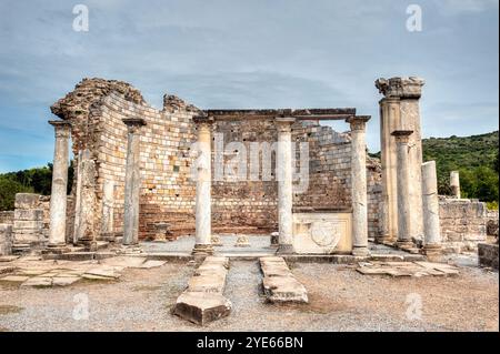 Antike Ruinen von Ephesus mit beeindruckenden Steinsäulen und Mauern, die historische griechische und römische Architektur zeigen Stockfoto