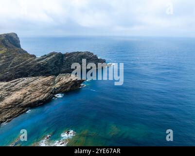 Blick aus der Vogelperspektive auf Sardiniens zerklüftete Küste mit Rocky Cliffs Stockfoto