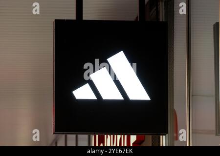 Warschau, Polen. Oktober 2024. Das Adidas-Logo ist auf dem Gebäude in Warschau zu sehen. (Foto: Marek Antoni Iwanczuk/SOPA Images/SIPA USA) Credit: SIPA USA/Alamy Live News Stockfoto