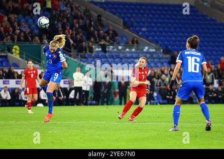 Cardiff, Großbritannien. Oktober 2024. Ceri Holland aus Wales schießt während des UEFA-Qualifikationsspiels der Frauen im Cardiff City Stadium in Cardiff. Der Bildnachweis sollte lauten: Annabel Lee-Ellis/Sportimage Credit: Sportimage Ltd/Alamy Live News Stockfoto