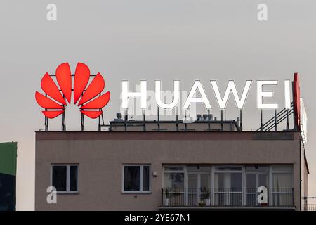 Warschau, Polen. Oktober 2024. Das Huawei-Logo ist auf dem Gebäude in Warschau zu sehen. (Foto: Marek Antoni Iwanczuk/SOPA Images/SIPA USA) Credit: SIPA USA/Alamy Live News Stockfoto