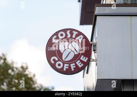 Warschau, Polen. Oktober 2024. Das Costa Coffee Logo wird in Warschau abgebildet. (Foto: Marek Antoni Iwanczuk/SOPA Images/SIPA USA) Credit: SIPA USA/Alamy Live News Stockfoto