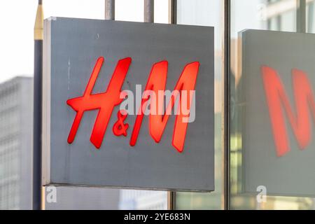 Warschau, Polen. Oktober 2024. H&M-Logo auf dem Gebäude in Warschau. (Foto: Marek Antoni Iwanczuk/SOPA Images/SIPA USA) Credit: SIPA USA/Alamy Live News Stockfoto