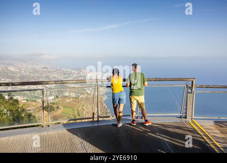 Paare genießen die atemberaubende Aussicht vom Cabo Girão Skywalk. Insel Madeira, Portugal Stockfoto