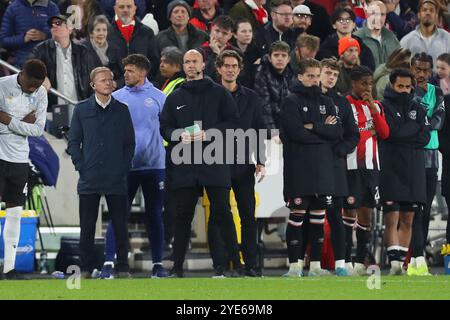 Oktober 2024; Gtech Community Stadium, Brentford, London, England; Carabao Cup letzte 16 Football, Brentford gegen Sheffield Wednesday; Brentford-Trainer Thomas Frank im Elfmeterschießen hinter dem vierten offiziellen Anthony Taylor. Stockfoto